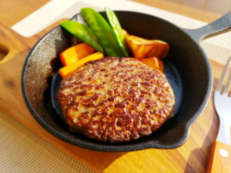 黒毛和牛100% 塩でもイケるハンバーグ(湯煎用)〔1パック＝120g〕